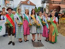 Die Blumenhoheiten mit weiteren Hoheiten beim Einmarsch (C) Franz Binder