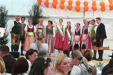 Die Blumenhoheiten mit Vertretern der Gemeinde Fischbach bei der Siegerehrung (C) Blumenhoheiten