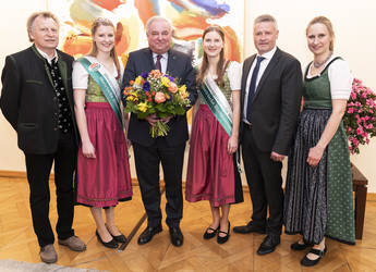 Blumenhoheiten und Vertreter der Steirischen Blumenstraße bei Herrn Landeshauptmann (C) steiermark.at/Streibl