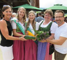 Die Blumenhoheiten Helena und Kathrin beim Kraftspendekirtag (C) Karl Brodschneider, Neues Land