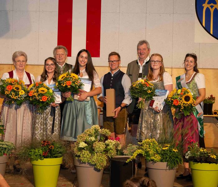 Die neuen Blumenhoheiten v.l.n.r.: Prinzessin Laura, Königin Elisa, Prinzessin Anna-Sophie(C) Verein Steirische Blumenstraße, Rene Strasser