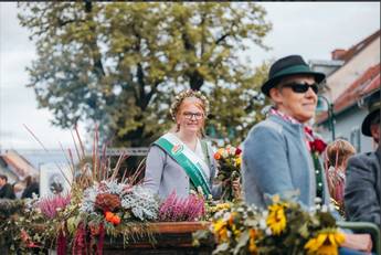 Blumenprinzessin Anna-Sophie am Umzugswagen (C) Verein Steirische Bluemenstraße