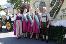 Die Blumenhoheiten vor dem Peter Rosegger-Gedenkbuch mit den Künstlern Johann Zink und Marianne Dornhofer (C) Blumenhoheiten