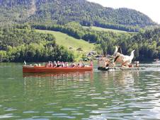 Der Bootskorso am Grundlsee (C) Blumenhoheiten