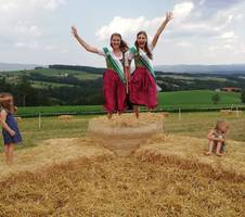 Die Blumenhoheiten Helena und Kathrin beim Kraftspendekirtag 2018