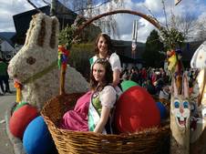 Die Blumenhoheiten im Osternest (C) Rita Sorger