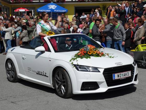 Die ehemalige Blumenkönigin Julia beim Korso 2015 (C) Oststeiermark Tourismus
