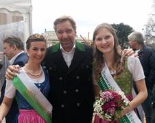 Blumenprinzessin Kathrin mit der Dachsteinkönigin und Hans Knauß