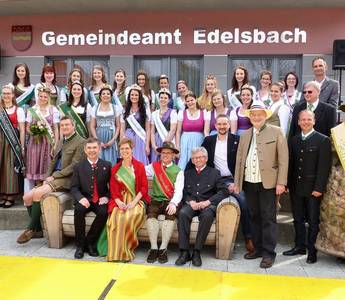 Die Blumenhoheiten mit weiteren Hoheiten beim Tulpenfest 2018 in Edelsbach (C) Gemeinde Edelsbach
