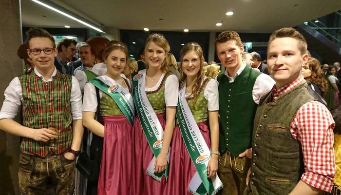 Die steirischen Blumenhoheiten mit ihrer Begleitung, den "Joglländer Musikanten"