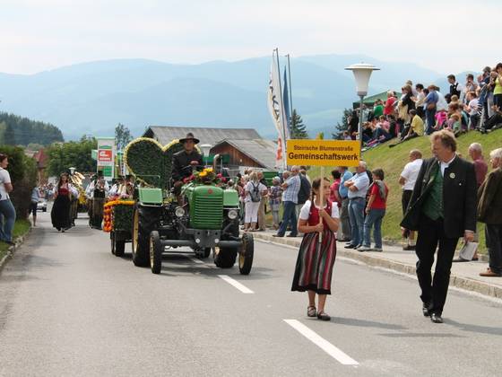 Blumenkorso 2013 in Strallegg Umzug (C) Oststeiermark Tourismus, Birgit Kandlbauer
