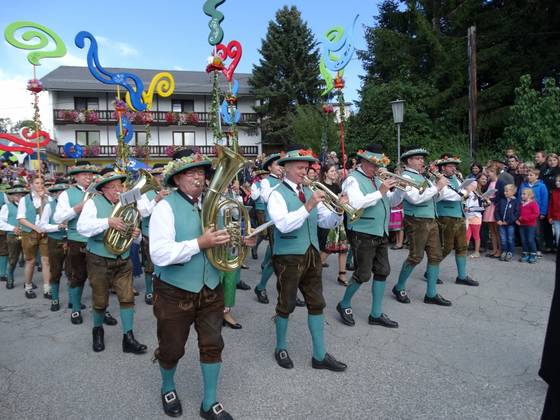 Musikkapelle beim Blumenkorso 2015 (C) Oststeiermark Tourismus