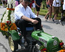 Blumenkorso Minitraktor (C) TV Joglland-Waldheimat, J. Zingl