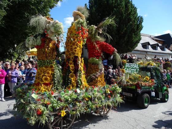 Blumenwagen Vogelscheuchen (C) Oststeiermark Tourismus