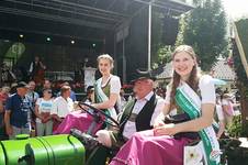 Die Blumenhoheiten auf ihrer Traktorfahrt beim Stadtkorso (C) Blumenhoheiten