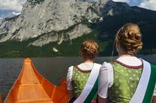 Die Blumenhoheiten beim Bootskorso auf dem Altauseer See (C) Blumenhoheiten