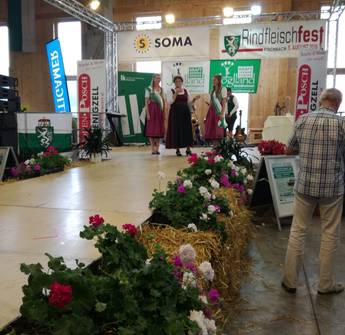 Die Blumenhoheiten bei der Modenschau (C) Kathrin Karelly