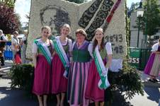Die Blumenhoheiten mit Vertretern der Gemeinde Fischbach bei der Siegerehrung (C) Blumenhoheiten