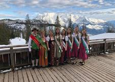 Gruppenfoto mit Hoheiten (C) Blumenhoheiten