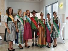 Die Blumenhoheiten mit weiteren Hoheiten beim Empfang (C) Franz Binder