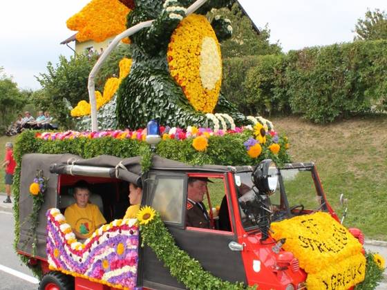 Blumenkorso 2013 in Strallegg Blumenwagen Feuerwehr (C) Oststeiermark Tourismus, Birgit Kandlbauer