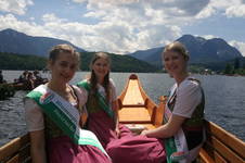 Die Blumenhoheiten beim Bootskorso auf dem Altauseer See (C) Blumenhoheiten