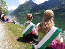 Die Blumenhoheiten vor der malerischen Kulisse des Grundlsees (C) Blumenhoheiten