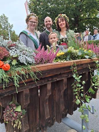 Belegschaft am Umzugswagen (C) Verein Steirische Blumenstraße