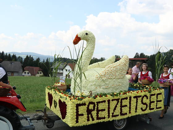 Blumenwagen Waldbach-Mönichwald (C) Tourismus Info Vorau